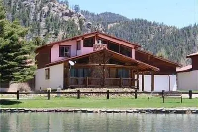 Image de Sur la rivière! \"Mountain Spirit Riverside \"Cabine de luxe en ville-1 bloc pour skier