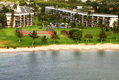 Image de Vue sur la plage et la piscine, de nouvelles rénovations rendent la tâche difficile