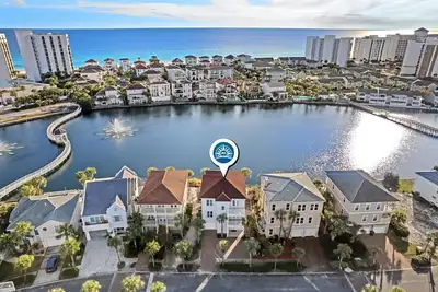 Image de Spacieuse maison de vacances avec piscine chauffée et vue sur le lac! Balcons privés! 🌇