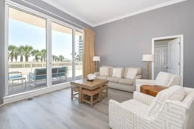 Image de Condo de style Gulf Coast avec accès terrasse à la plage et la piscine! 🐚