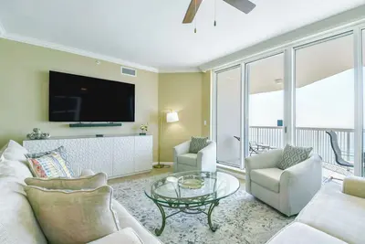 Image de Spacieuse unité de 4 chambres en bord de mer avec balcon privé!