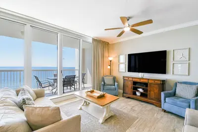 Image de Style Gulf Coast dans condo en bord de mer avec balcon privé!