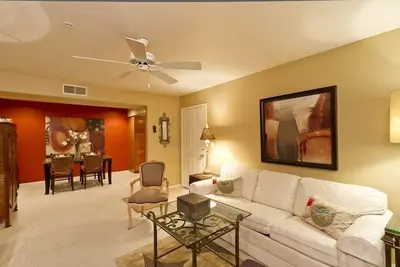 Image de Sun Kissed - Ravissant rez-de-chaussée avec une chambre et une salle de bain