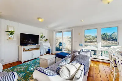 Image de chien �� la maison-bord d'une rivi��re à couper le souffle w / une belle terrasse, proche de la plage!