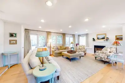 Image de Une grande terrasse et jardin à quelques pas du centre-ville, à pied de la plage!