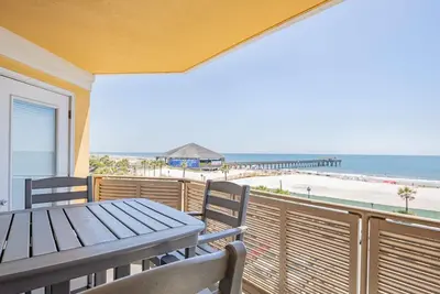 Image de Dernier étage directement condo Oceanfront avec une vue imprenable sur l'océan, la plage et la jetée