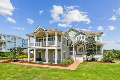 Image de Golf Front, Premium construit avec piscine, bain à remous, salle de jeux, salle de théâtre. Animaux acceptés