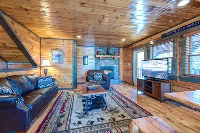 Image de Old Hickory Lodge, 4 chambres, 18 personnes, Wi-Fi, salle de cinéma, bain à remous