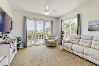 Image de propriété Resort avec trois piscines partagées, une baignoire, une salle de sport et accès à la plage chaude!