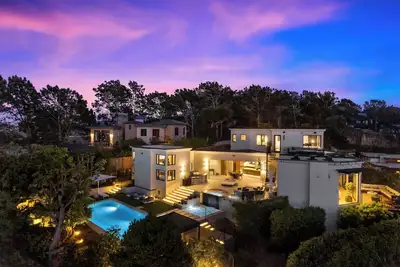 Image de Del Mar Dream House avec vue panoramique sur l'océan, promenade jusqu'au centre du village - 11 couchages!