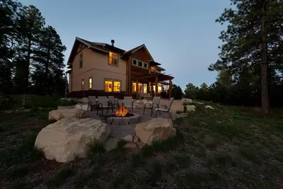Image de Maison primée sur 3 acres - 9 min. à Durango - Fire Pit / Ping Pong