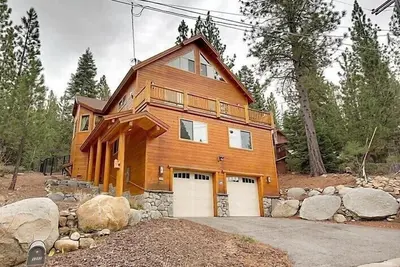 Maison de luxe avec Backyard énorme, bain à remous, Adjacent au terrain de golf (My74)