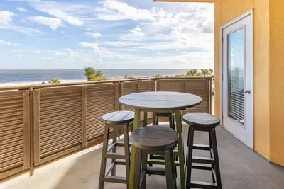 Image de Directement Oceanfront Condo avec une vue imprenable! À quelques pas de la plage principale et de la jetée de Tybee