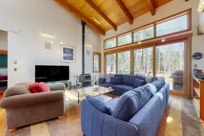 Image de Spacieuse maison w / a bain à remous privé, piscines du complexe, et un centre de remise en forme partagée!