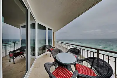 Image de Spacieux deux chambres Condo surplombant la côte du golfe! Balcon privé et à quelques pas de la plage!