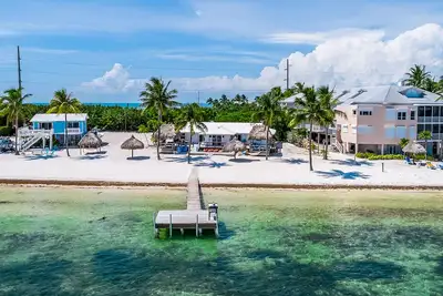 Image de Dog-friendly, duplex en bord de mer avec accès à la plage privée et quai!