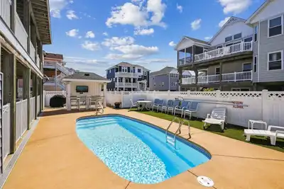 Image de Piscine privée chauffée, ascenseur, hot tub, animaux domestiques, billard, piscine communautaire et tennis