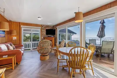 Image de La belle maison en bord de mer présente de superbes vues sur l'océan et une cour privée!
