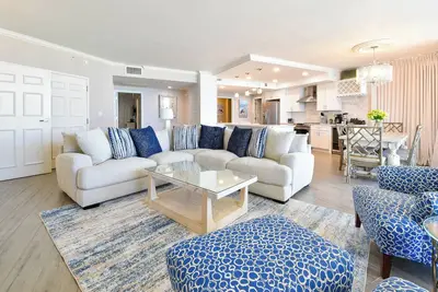 Image de Unité de fin de plage avec grand balcon privé et ascenseur!