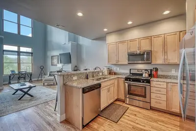 Image de Highside Condo @ The River Lofts ~ Nouveau condo sur la rivière Arkansas