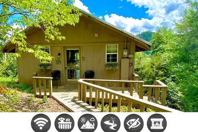Image de Riverview \\ Isolé \\ Vue sur la rivière / Accès \\ Spa \\ WiFi \\ Foyer au gaz