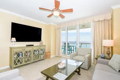 Image de Condo spacieux de trois chambres en bord de mer avec balcon privé!