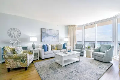 Image de Les tarifs de printemps ont été réduits! Un décor charmant complimente les vues sur la piscine et la plage