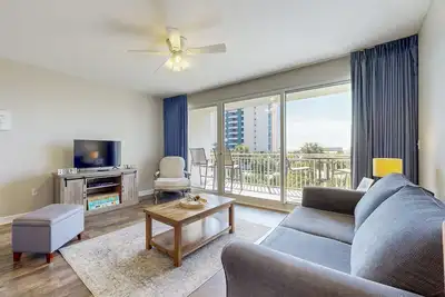 Image de Escapade avec vue sur l'océan avec trois piscines sur place, un centre de remise en forme et un accès direct à la plage