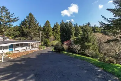 Image de Parker Creek Cottage ~ abordable et confortable, en ville, près de la plage, Pet Paradise!