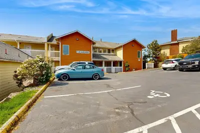 Image de condo Dog-friendly avec vue imprenable sur l'océan et un accès facile à la plage!