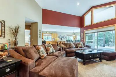 Image de Maison propre et adaptée aux chiens avec bain à remous privé et laissez-passer Sharc