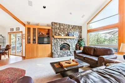 Image de Maison spacieuse avec bain à remous privé, vue sur le parcours de golf et salon extérieur aménagé