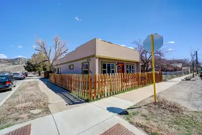 Image de Prenant maintenant 2 séjours de nuit! Le coin du gantt: Downtown Salida, Open Layout!