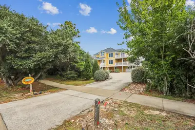 Image de Oceanside: Piscine chauffée, grande piscine privée, bain à remous, ascenseur, sauna, piscine, animaux domestiques