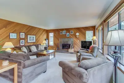 Image de Cabine confortable avec bain à remous privé près de la rivière Deschutes! Accès Sharc gratuit!