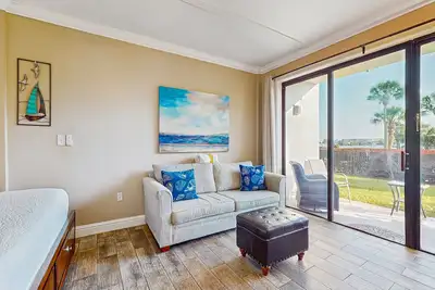 Image de Suite studio confortable avec piscine partagée et aire de pique-nique. Les Snowbirds sont les bienvenus!