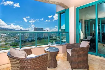 Image de Haut de gamme Accueil à Waikiki Landmark avec des vues magnifiques, parking gratuit, et piscine