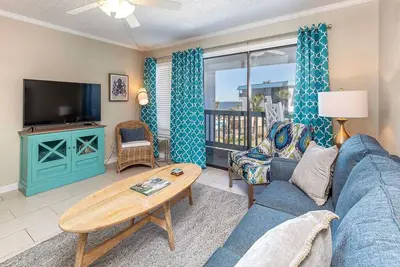 Image de Condo Joliment Décoré Avec Balcon Privé Avec vue Partielle sur la Baie, Accès Facile à la Plage