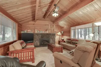 Image de Cabane rustique et adaptée aux chiens avec bain à remous privé, tables de jeu et 8 laissez-passer Sharc