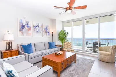 Image de Plancher amélioré et condo coloré en bord de mer avec balcon!