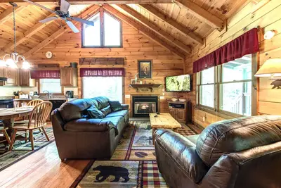 Image de Fawn Cabin, 1 chambre, 4 personnes, bain à remous, privé, animaux de compagnie, foyer au gaz