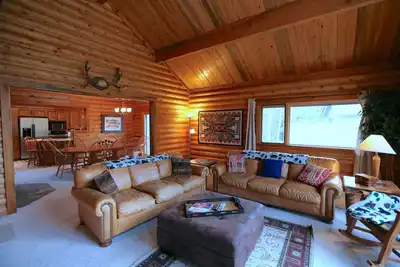 Image de 3 Blue Grouse - Superbe maison en bois rond! Laissez-passer Sharc, bain à remous, salle familiale et table de jeu