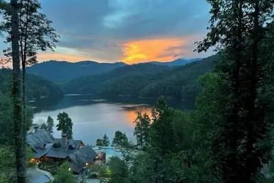 Image de Condo de luxe Bear Lake - Vues sur le lac, accès au club, golf, piscines, restaurants, sports nautiques et plus encore!