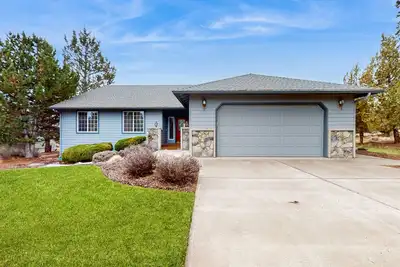 Image de Light & maison familiale lumineuse w / spa partagé, piscine et plus!