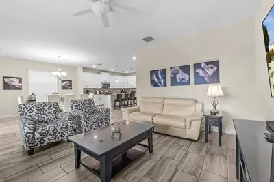 Image de Maison de luxe moderne avec piscine privée (sans voisin arrière) - Salle de jeu et bien plus encore!