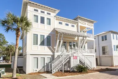 Image de Grande maison de ville dans une partie calme de Tybee Island avec ascenseur privé, barbecue, douche extérieure