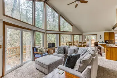 Image de Vaste maison boisée avec ruisseau, bain à remous, foyer et piscine partagée