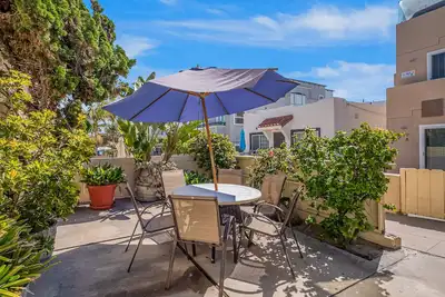 Image de Charmante maison à seulement 60 pas de la plage et la promenade! Détendez-vous sur la belle terrasse!
