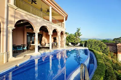Accueil magique w / piscine à débordement et une vue imprenable sur les commodités Los Sueños-Access!