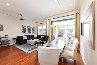 Image de Coeur du centre-ville, condo de luxe - 1 pâté de maisons de l'avenue principale et de la gare